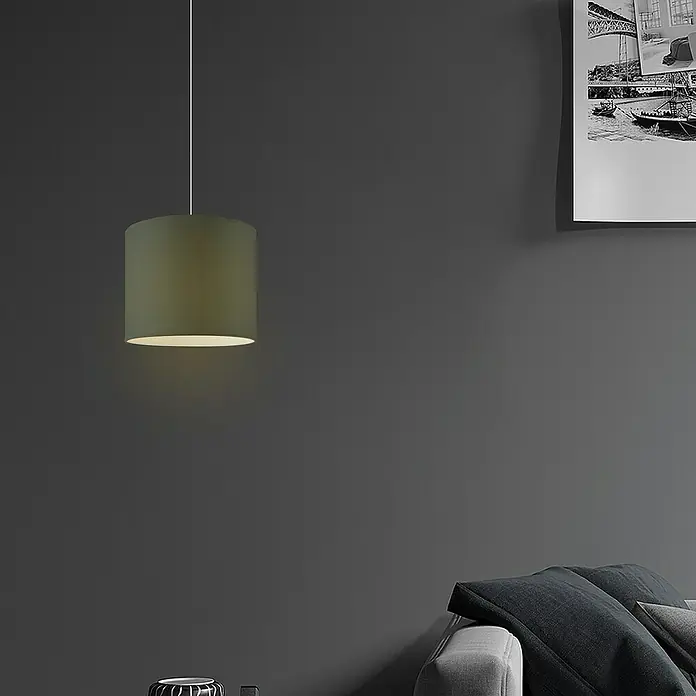 Home Sweet Home Lampenschirm Bling - Ø x H: 20 x 17 cm, Castlerock, Baumwolle, Rund - Nahaufnahme einer modernen, grünen Pendelleuchte, die ein warmes Licht in einem stilvollen Interieur verbreitet. Elegantes Design für Ihr Zuhause.
