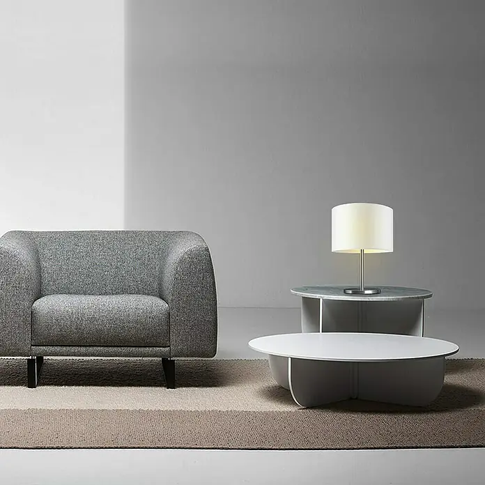 Home Sweet Home Lampenschirm Bling - Ø x H: 30 x 20 cm, Pure White, Baumwolle, Rund - Graues Stoffsofa mit niedrigem Profil, ergänzt durch Couchtische in Weiß und Grau, und einer eleganten Lampe, die moderne Ästhetik verkörpert.