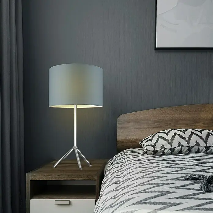 Home Sweet Home Lampenschirm Bling - Ø x H: 30 x 20 cm, Light Grey, Baumwolle, Rund - Elegante Nachttischlampe mit grauem Schirm und silbernem Stativfuß, perfekt für moderne Schlafzimmer. Das sanfte Licht sorgt für eine entspannte Atmosphäre.