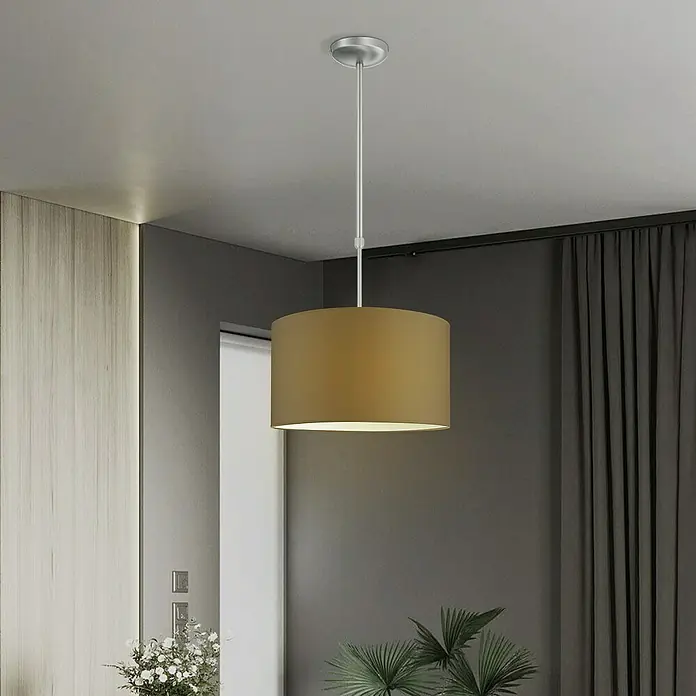 Home Sweet Home Lampenschirm Bling - Ø x H: 40 x 22 cm, Funghi, Baumwolle, Rund - Diese Aufnahme zeigt eine Hängelampe mit einem trommelförmigen, khaki-farbenen Lampenschirm, die von der Decke hängt und eine warme Atmosphäre schafft.