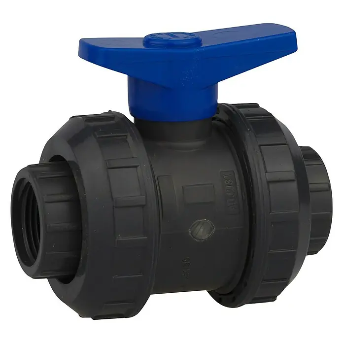 Kugelhahn - 1″, PVC - Abgebildet ist ein PVC-Kugelhahn mit blauen Griff zur präzisen Durchflussregelung für Wasseranwendungen. Das robuste Material gewährleistet Langlebigkeit.
