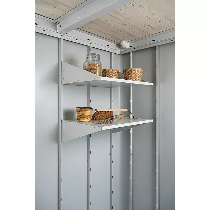 Biohort Neo Regal-Set - B x T x H: 56 x 44,5 x 17,3 cm, Passend für: Biohort Neo Gerätehaus, 2 Stk. - Weiße Metallregale in einer grauen Lagereinheit mit Holzdecke, bestückt mit Gartengeräten und Dekokörben.