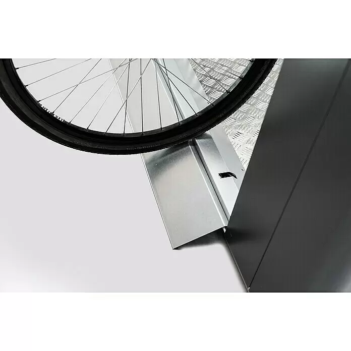 Biohort Neo Bodenschwellen-Rampe - Passend für: Biohort Neo Gerätehäuser - Fahrradrad auf einem silbernen Metall-Fahrradständer mit Riffelblechstruktur, neben einer dunkelgrauen Platte.