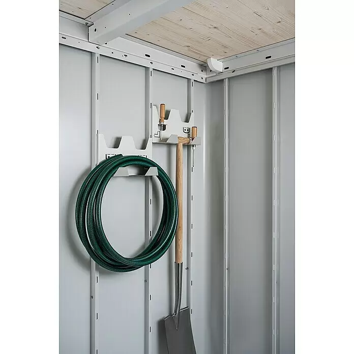 Biohort Neo Gerätehalter - Passend für: Biohort Gerätehäuser Neo - Innenansicht eines grauen Metallgartenschuppens mit Holzdecke, der einen grünen Schlauch und eine Schaufel an Wandhaltern zeigt.