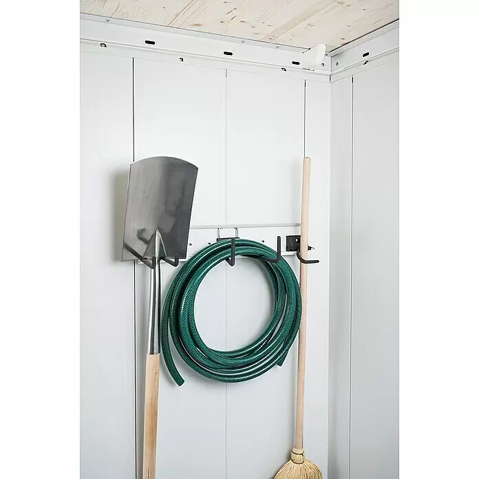 Biohort Neo Haken-Set - Passend für: Biohort Gerätehäuser Neo - Gartengeräte (Schaufel, Schlauch, Besen) ordentlich an einem weißen Wandaufbewahrungssystem im Schuppen organisiert.