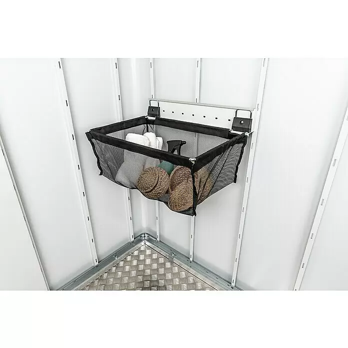 Biohort Neo Einhängesack - Passend für: Biohort Gerätehäuser Neo - Schwarzer Netz-Aufbewahrungskorb an einer weißen Wand, gefüllt mit Tüchern, Sprühflasche und Hüten in einem Geräteschuppen.