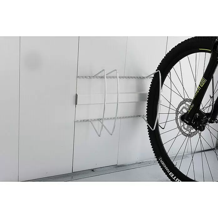 Biohort Neo Fahrradhalterung BikeHolder - Passend für: Biohort Gerätehäuser Neo - Modulares silbernes Metallfahrradregal mit vertikalen Schlaufen, das ein Fahrradvorderrad hält.