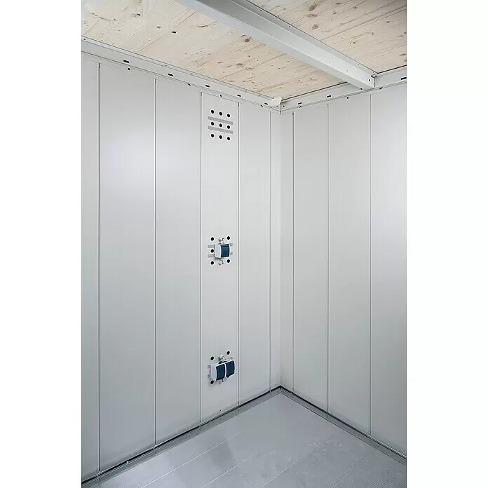 Biohort Neo Kabelkanal - Passend für: Biohort Gerätehäuser Neo - Innenraum eines modularen Zimmers mit weißen Paneelen, natürlicher Holzdecke, Metallboden und integrierten blauen Stromanschlüssen.