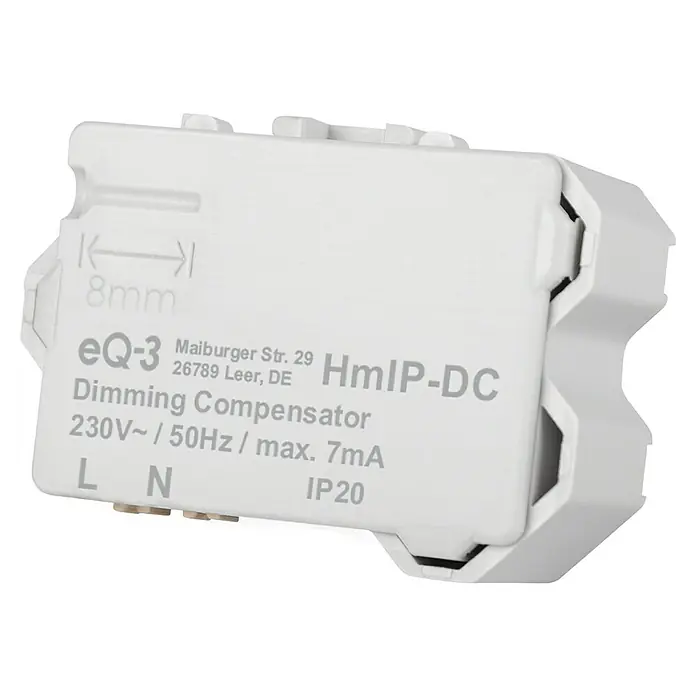 Homematic IP Kompensator HmIP-DC für Dimmer - 16 x 39 x 28 mm - Nahaufnahme eines eQ-3 HmIP-DC Dimmkompensators, einem Gerät zur Dimmungskompensation mit technischen Details aufgedruckt.
