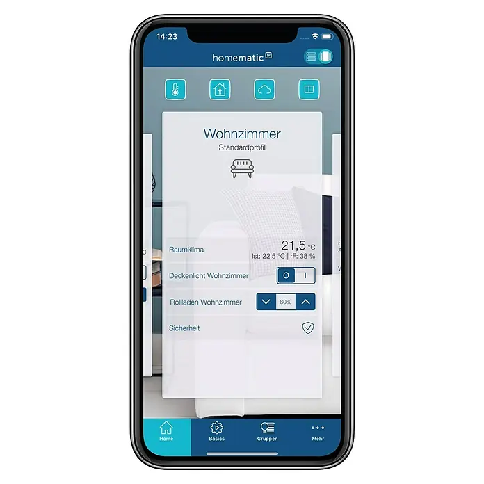 Homematic IP Heizkörper-Thermostat Evo HmIP-eTRV-E-S - Ventilanschluss: M30 x 1,5 mm, Batteriebetrieben, 94 x 53 x 55 mm, Silber - Smartphone-Ansicht der Homematic IP App, die Wohnzimmer-Einstellungen wie Temperatur, Licht und Rollladensteuerung anzeigt.