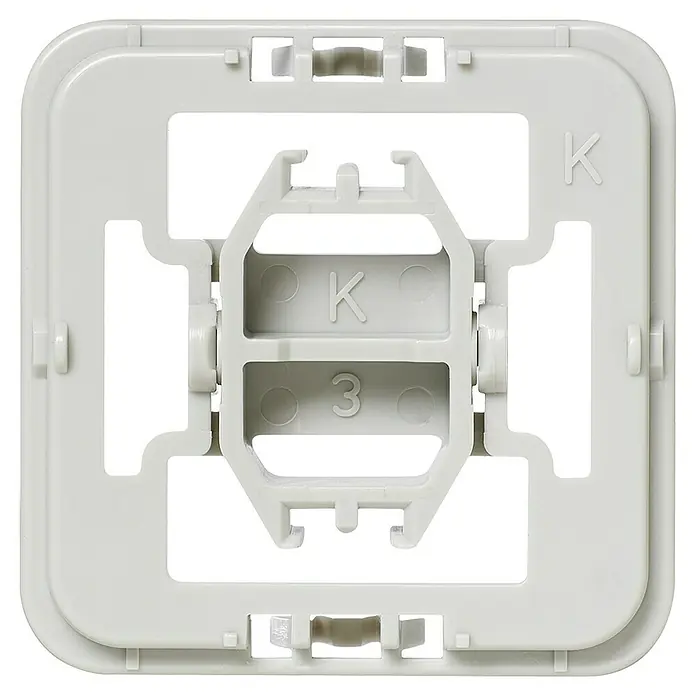 Homematic IP Adapter EQ3-ADA-KO - 20 Stk., Passend für: Kopp-Schalter Alaska/Athenis/Ambiente/Europa/Paris (Objekt HK 05)/Milano/Rivo - Nahaufnahme einer weißen Gerätehalterung, die für elektrische Installationen verwendet wird und mit "K" und "3" gekennzeichnet ist.