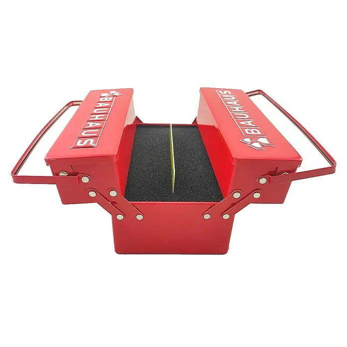 BAUHAUS Werkzeugkasten Box für Gutscheinkarten - L x B x H: 7,8 x 12 x 7,8 cm - Roter Bauhaus-Werkzeugkasten mit Griffen. Die Fächer sind offen und mit Schaumstoff ausgelegt. Das Bauhaus Logo ist sichtbar.
