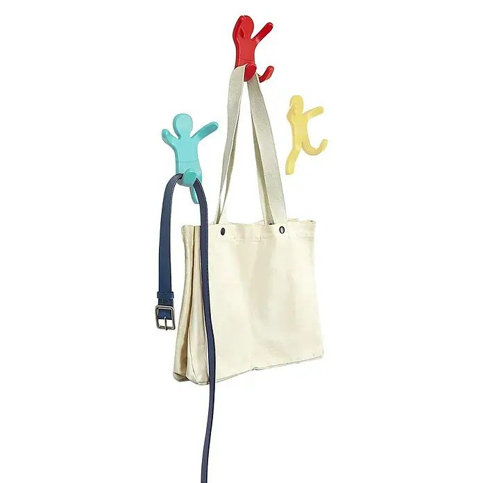 Umbra Kleiderhaken Amigo - Höhe: 16,8 cm, Mehrfarbig, Gesamtstückzahl: 3 Stk. - Wandgarderobe mit bunten Haken in Form von Figuren, an denen eine Stofftasche und ein Gürtel hängen. Praktische und dekorative Aufbewahrung.