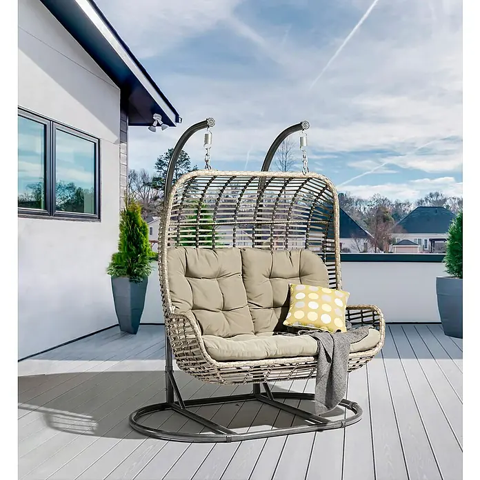 Hamaca colgante doble Tamar - L x An: 160 x 103 cm, Taupe - Una elegante silla columpio doble con un cómodo cojín y una almohada decorativa amarilla, perfecta para relajarse al aire libre.