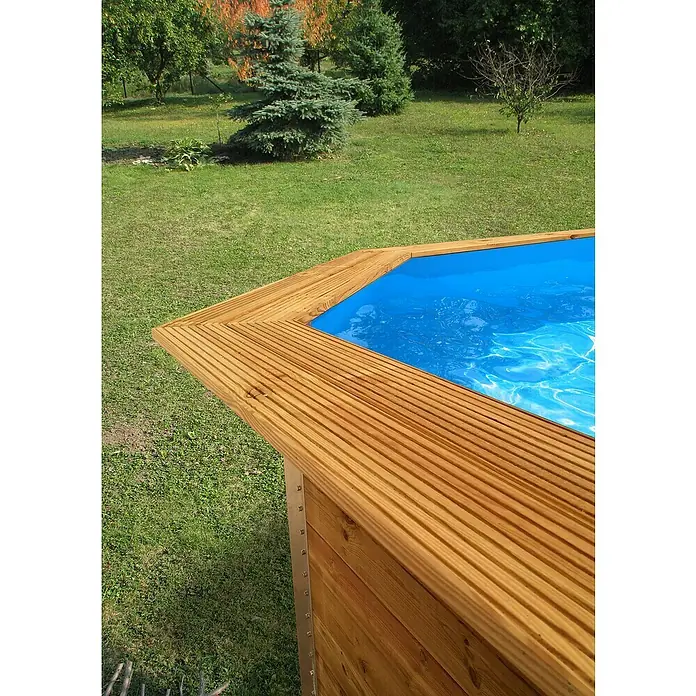 Weka Toprail-Handlaufverbreitung La Palma - 476 x 376 cm - Nahaufnahme eines Holzpools mit blauem Wasser. Der Pool ist von einer Holzterrasse umgeben.