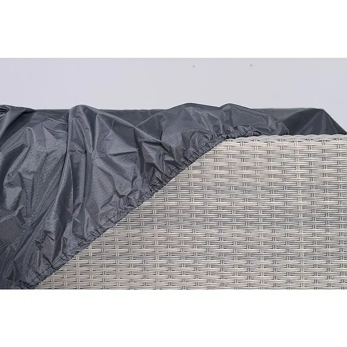 Funda protectora Morgana - L x An x Al: 314 x 210 x 68 cm, Poliéster, 130 g/m², Negro - Una funda protectora gris hecha de material duradero protege un mueble de jardín de ratán claro, protegiéndolo de los elementos.