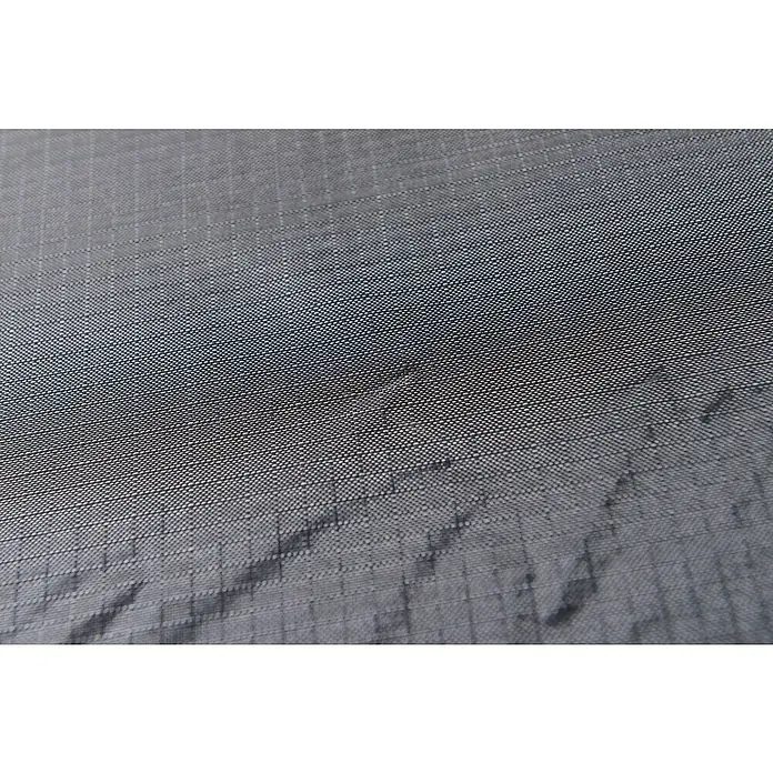 Funda protectora Morgana - L x An x Al: 314 x 210 x 68 cm, Poliéster, 130 g/m², Negro - Primer plano de un tejido de nailon antidesgarro gris que muestra su textura y durabilidad. Ideal para ropa de exterior resistente.