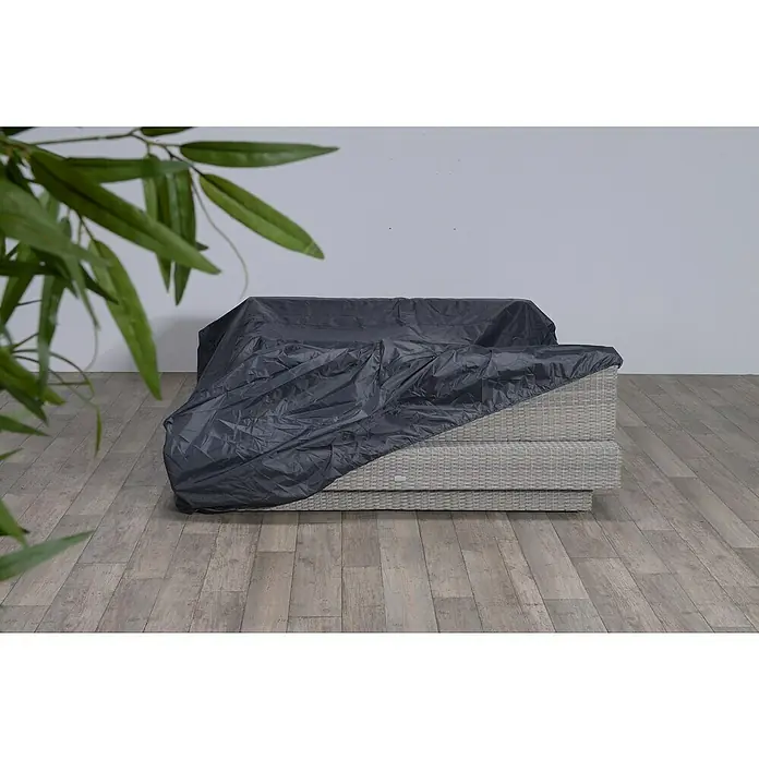 Funda protectora Morgana - L x An x Al: 314 x 210 x 68 cm, Poliéster, 130 g/m², Negro - Una funda protectora gris oculta un mueble de mimbre gris sobre un suelo de madera, protegiéndolo de los elementos climáticos y la acumulación de suciedad.