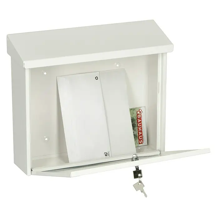 Portaferm Wandbriefkasten PF 55 - L x B x H: 10 x 37,7 x 32 cm, Weiß, Stahl - Ein weißer Briefkasten mit einem Brief und einem Bauhaus-Katalog, der mit einem Schlüssel verschlossen ist.