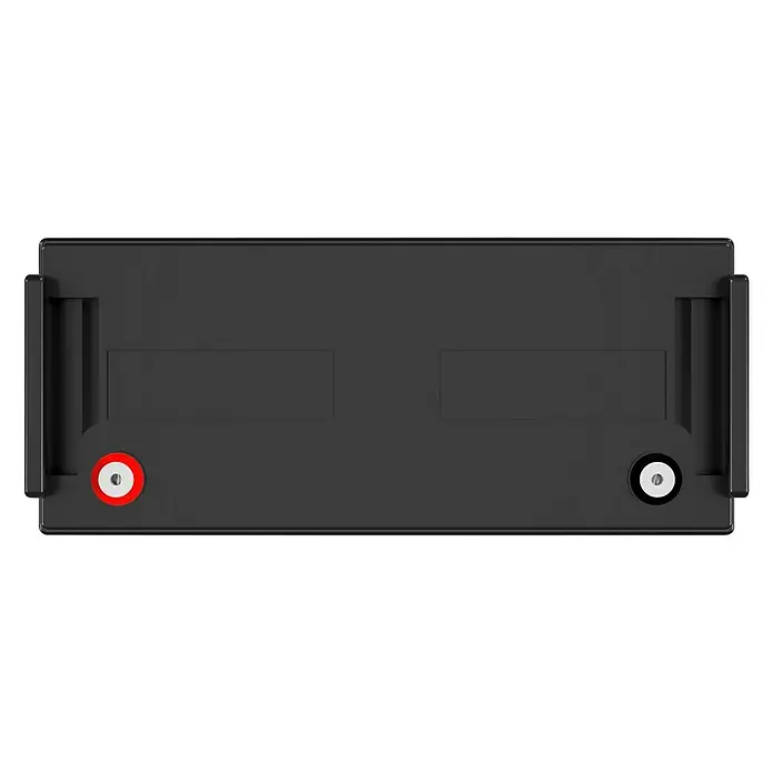 Offgridtec Solarbatterie - 122 Ah, 12 V - Ansicht von oben einer schwarzen Autobatterie mit rot und weiss markierten Polen, die für den Fahrzeugbetrieb unerlässlich ist.