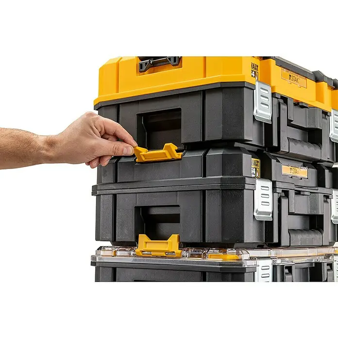 DeWalt Caja para herramientas DWST83345-1 - L x An x Al: 333 x 440 x 162 mm, Plástico - Primer plano de una torre de almacenamiento de herramientas modular DeWalt TStak con pestillos amarillos, operada por una mano.