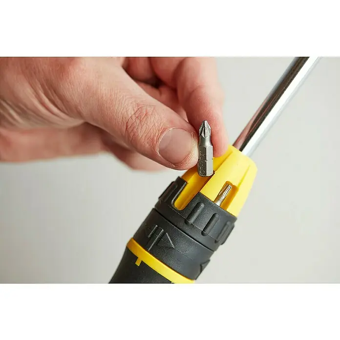 Stanley Destornillador de punta intercambiable 0-68-010 - 10 pzs. - Primer plano de un destornillador con puntas intercambiables, con una punta sujetada por una mano. Ideal para aficionados al bricolaje y profesionales.