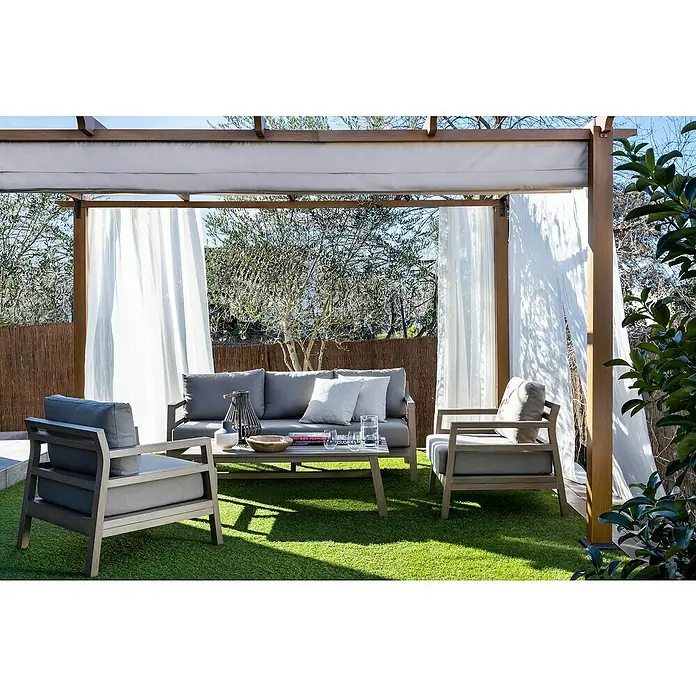 Sunfun Conjunto de muebles Bali - 4 pzs., Enviro Imitation Wood®, Camel/Taupe - Acogedora sala de estar de jardín bajo una pérgola con cortinas blancas, perfecta para relajarse al aire libre. Mobiliario gris de madera.