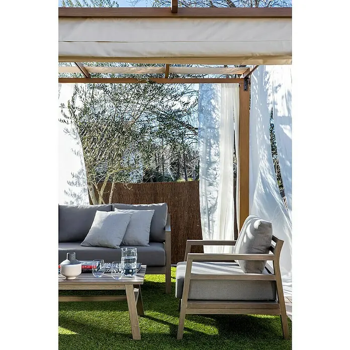 Sunfun Conjunto de muebles Bali - 4 pzs., Enviro Imitation Wood®, Camel/Taupe - Elegante conjunto de muebles de jardín con un sofá, sillón y mesa bajo una pérgola con cortinas blancas para un espacio relajante al aire libre.