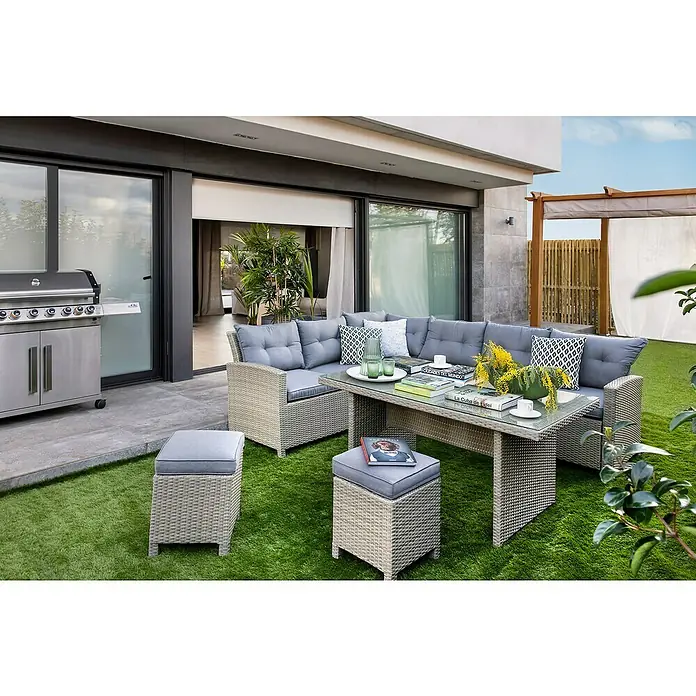 Sunfun Conjunto de muebles Silvana - 5 pzs., Ratán sintético/Aluminio, Gris/Antracita - Un elegante conjunto de salón de exterior con mesa y taburetes sobre un césped verde, ideal para relajarse al aire libre. El conjunto es de ratán.