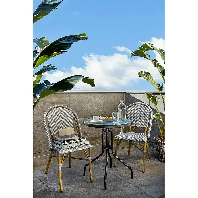 Sunfun Mesa de balcón Maike II - L x An x Al: 60 x 60 x 70 cm, Acero, Marrón - Una escena al aire libre con dos sillas de bistró y una pequeña mesa decorada con bebidas y libros.