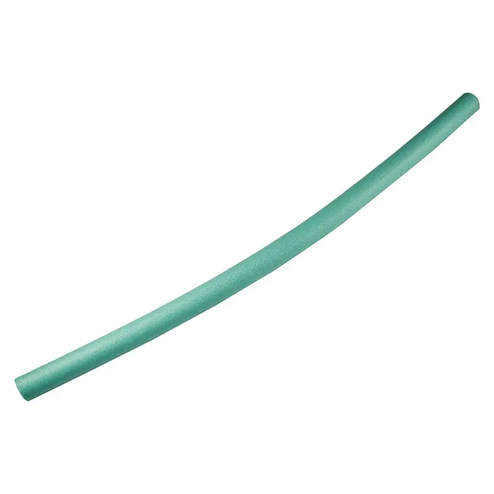Malibu Schwimmhilfe - 150 cm - Nahaufnahme einer türkisfarbenen Poolnudel, die sich diagonal über einen schwarzen Hintergrund erstreckt und eine leichte Biegung aufweist.