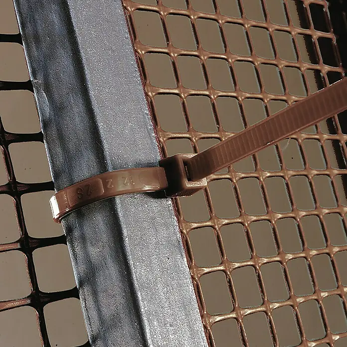 Tenax Set de bridas para cables - Largo: 29 cm, 50 ud., Marrón - Primer plano de una brida marrón que sujeta una malla marrón a una barra gris, perfecta para manualidades y proyectos de fijación.