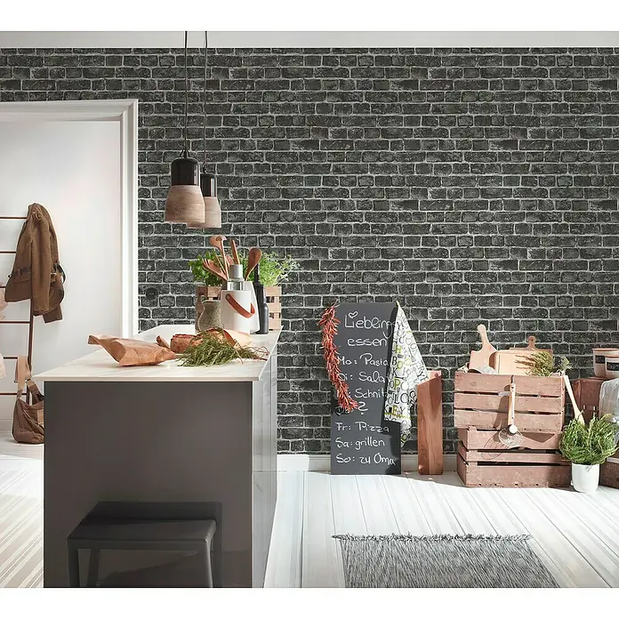 A.S. Création Elements Vliestapete - Schwarz/Weiß, Steinoptik, 10,05 x 0,53 m - Küchenstillleben mit Backsteinmauer-Tapete, Insel mit Barhockern, Kreidetafel, Holzkisten und Pendelleuchten für ein rustikales Ambiente.