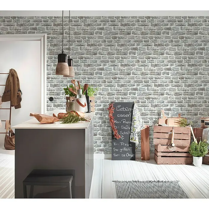 A.S. Création Elements Vliestapete Steine - Grau/Creme, Steinoptik, 10,05 x 0,53 m - Eine charmante Küchendekoration mit einer Kreidetafel, die ein handgeschriebenes Menü zeigt, umgeben von rustikalen Holzkisten und frischen Kräutern.