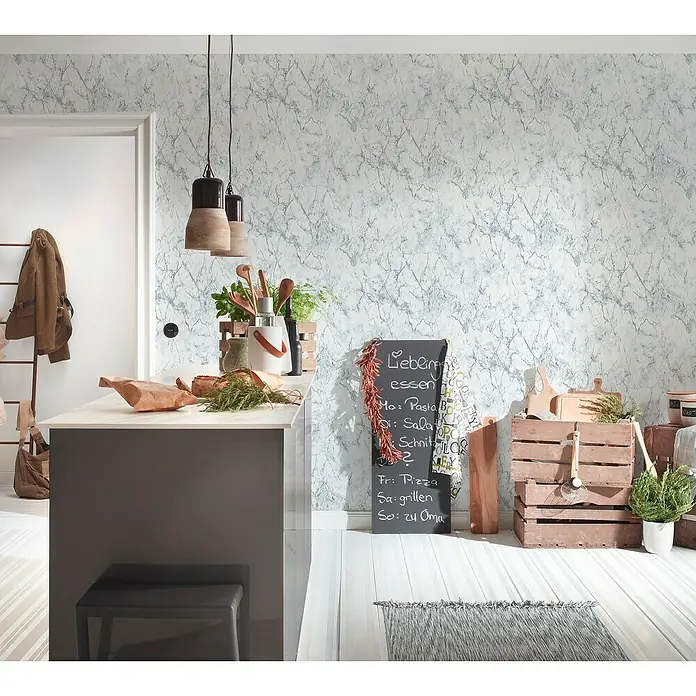 A.S. Création Elements Vliestapete Marmor - Weiß/Grau, Steinoptik, 10,05 x 0,53 m - Das Foto zeigt eine Küche mit einem Menü auf einer Tafel, rustikalen Holzkisten und einer modernen Kücheninsel.