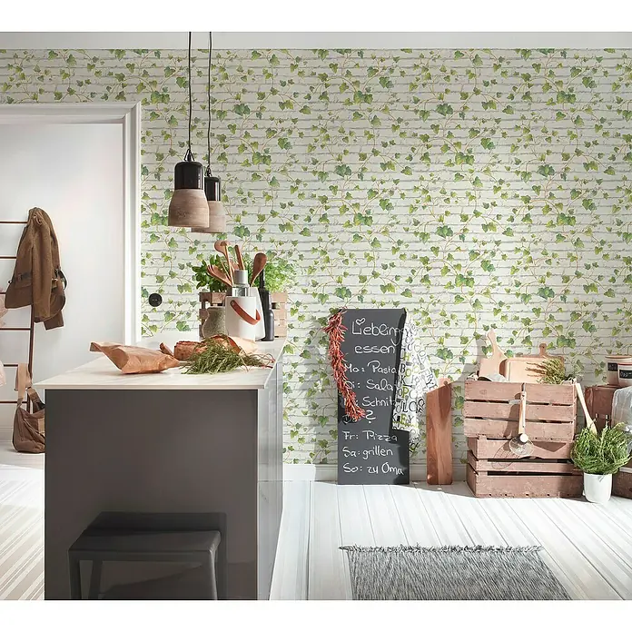 A.S. Création Elements Vliestapete Mauerwerk - Weiß/Grün/Braun, Steinoptik, 10,05 x 0,53 m - Einladende Küche mit einer Kreidetafel, modernen Pendelleuchten und einem stilvollen Küchendesign mit Pflanzenmuster.