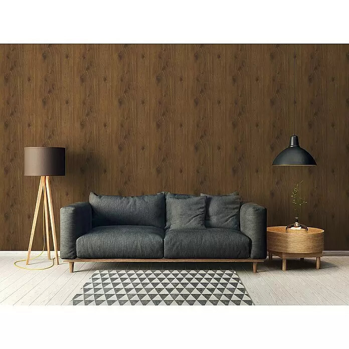 A.S. Création Elements Vliestapete Wood - Braun, Holzoptik, 10,05 x 0,53 m - Dunkelbraune Holzwandverkleidung mit sichtbarer Maserung und Ästen, als Hintergrund in einem modernen Wohnzimmer.