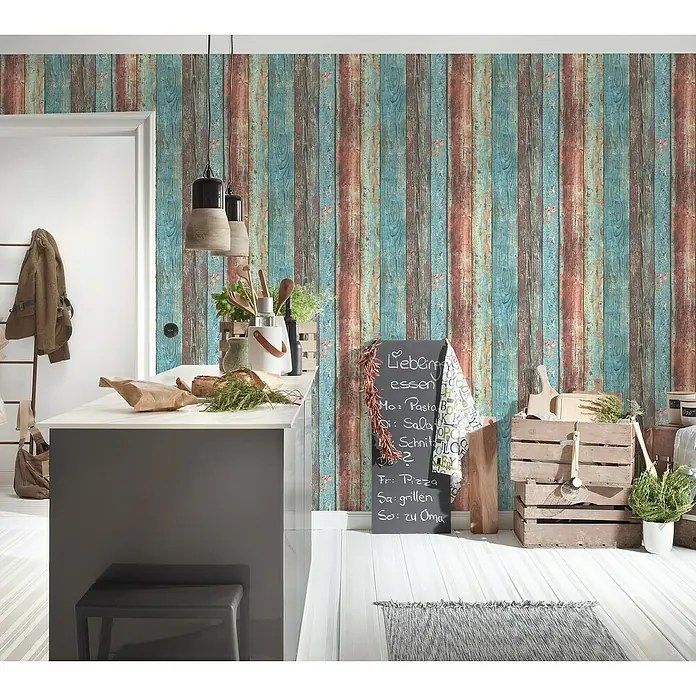A.S. Création Elements Vliestapete - Bunt, Holzoptik, 10,05 x 0,53 m - Wandgestaltung mit bunten Holzpaneelen im Küchenbereich mit Kücheninsel und Dekorationen für ein gemütliches Ambiente.