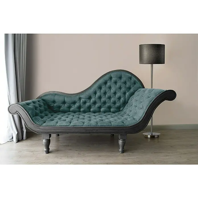 A.S. Création New Life Vliestapete - Grau/Beige, Uni, 10,05 x 0,53 m - Elegante Chaiselongue mit smaragdgrüner Polsterung und dunklem Holzrahmen. Das Möbelstück strahlt Komfort und Stil aus und ist ein Blickfang.