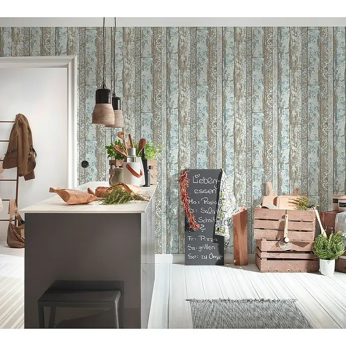 A.S. Création Elements Vliestapete - Blau/Braun/Grau, Holzoptik, 10,05 x 0,53 m - Ein gemütlicher Küchenbereich mit einer Tafel, Holzkisten und einer modernen Kücheninsel. Die Wandgestaltung mit Holzoptik verleiht Wärme.