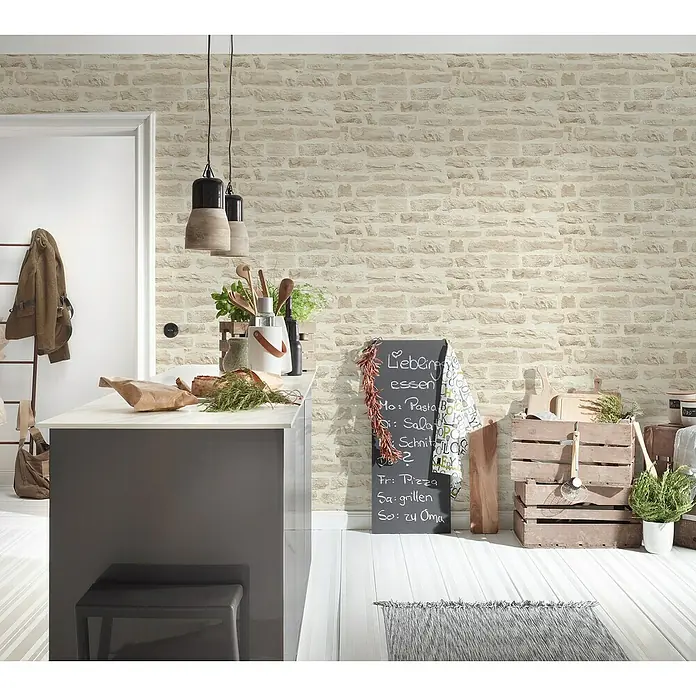 A.S. Création Elements Vliestapete Steine I - Creme, Steinoptik, 10,05 x 0,53 m - Eine Küchenszene mit einem Esstisch, einem Stuhl, Küchenutensilien und einer Speisekarte an einer Mauerwerkswand.