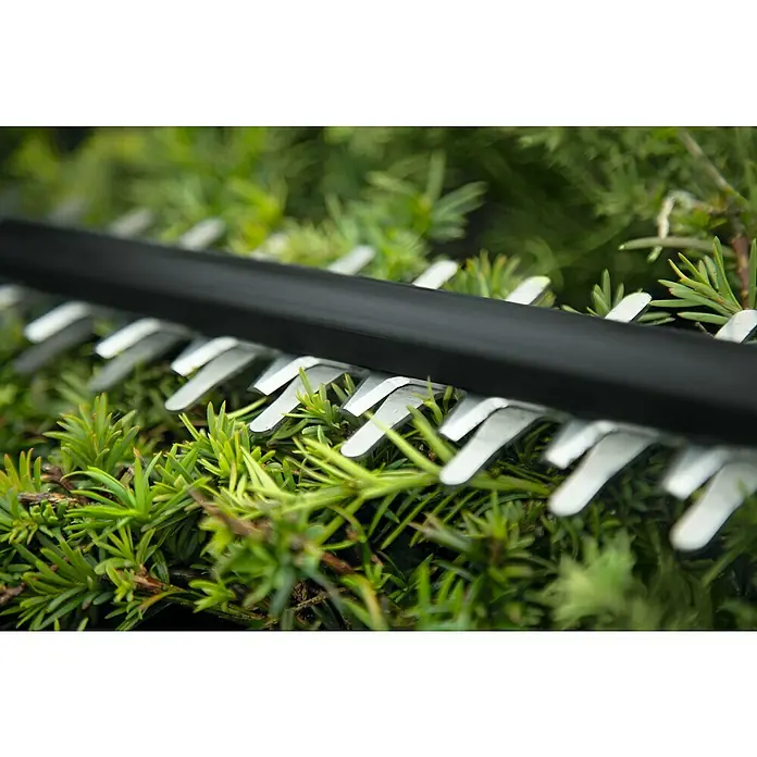 Bosch Power for All 18V Akku-Heckenschere UniversalHedgeCut 18V-55 - 18 V, Li-Ionen, Ohne Akku, Schnittlänge: 50 cm - Nahaufnahme einer Heckenschere, die durch grüne Blätter schneidet, wobei der Fokus auf den scharfen Klingen und der Schneidleistung liegt.