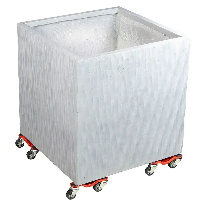 Wagner System Transportroller MM 1193 - L x B x H: 160 x 160 x 60 mm, Traglast: 60 kg, Stahl - Grauer, strukturierter Pflanzkübel aus Beton auf Rollen. Der Kübel hat eine quadratische Form und steht auf einem roten Rollbrett.