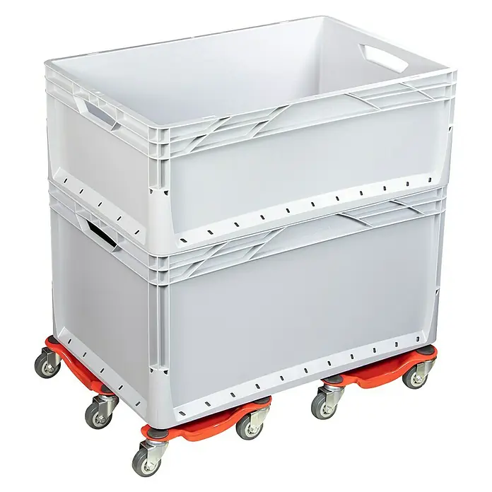 Wagner System Transportroller MM 1196 - L x B x H: 250 x 250 x 75 mm, Traglast: 100 kg, Stahl - Zwei graue Lagerboxen auf einem roten Rollbrettwagen gestapelt. Ideal für den Transport und die Lagerung von Waren.