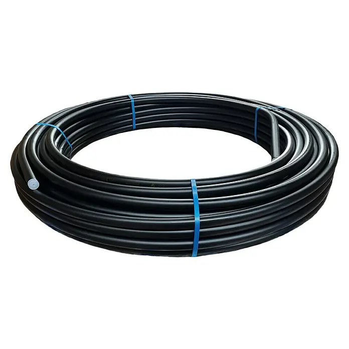 Geberit Mepla Alu-Verbundrohr - Durchmesser: 20 mm, Länge: 50 m - Ein Ring aus schwarzem HDPE-Rohr, der mit blauen Bändern zusammengehalten wird. Ideal für Wasserleitungen oder Bewässerungssysteme.