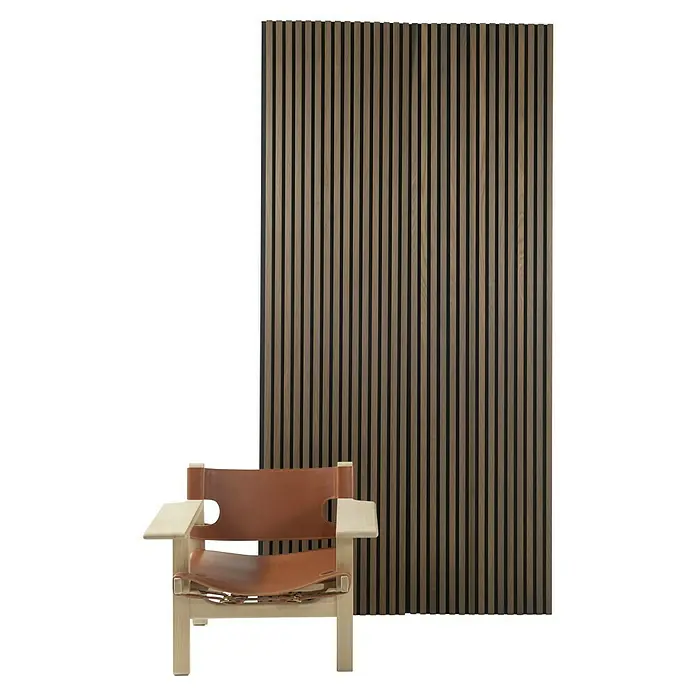 FibroTech Akustikpaneel Premium - Smoked Oak, 2.440 x 605 x 22 mm - Ein moderner Sessel mit einem Holzrahmen und Ledersitz vor einer dekorativen Holzlamellenwand im Hintergrund.