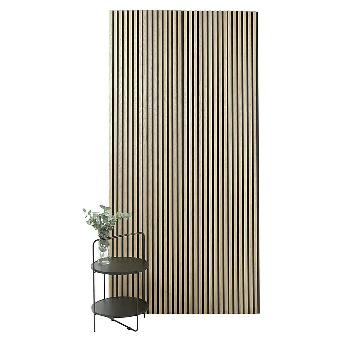 FibroTech Akustikpaneel Premium - Light Oak, 2.440 x 605 x 22 mm - Stilvolle Akustikpaneele aus Holzlatten an der Wand, kombiniert mit einem modernen Beistelltisch und einer Vase mit dekorativen Zweigen.