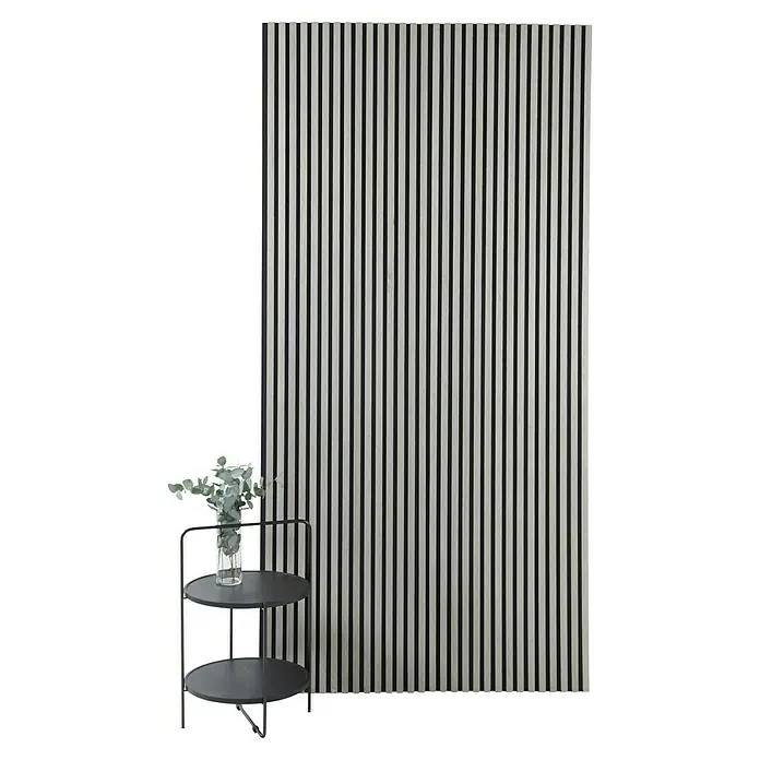 FibroTech Akustikpaneel Premium - Grey Oak, 2.440 x 605 x 22 mm - Elegantes, zweistufiges, schwarzes Beistelltischchen mit zartem Blumenarrangement, vor einer stilvollen Wandverkleidung mit vertikalen Holzlamellen.