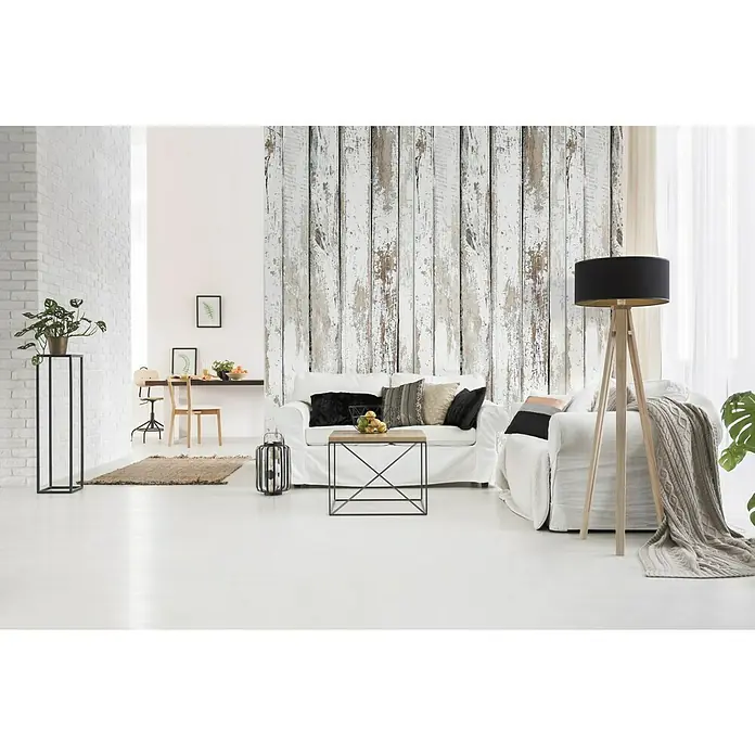 SanDesign Alu-Verbundplatte - 100 x 250 cm, Vintage Wood - Ein Wohnzimmer mit einem weißen Sofa, einem Holztisch und einer Stehlampe, die eine gemütliche Atmosphäre schaffen.