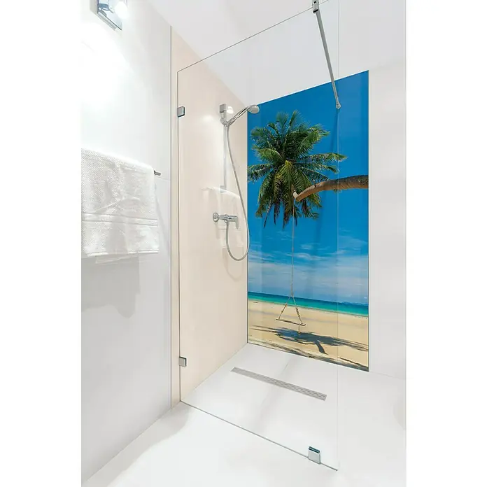 SanDesign Acryl-Verbundplatte - 100 x 250 cm, Holiday - Duschkabine mit tropischem Strandmotiv. Die Duschkabine aus Glas ist mit einem Foto von einem tropischen Strand und einer Palme versehen.